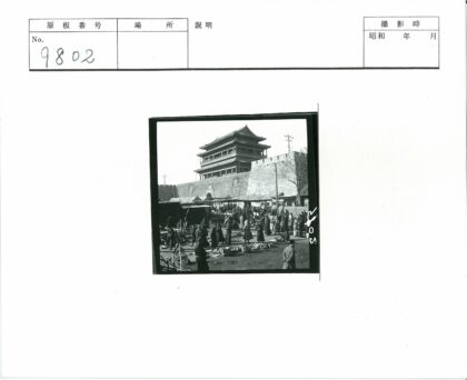 传统市场街景与砖墙建筑.jpg