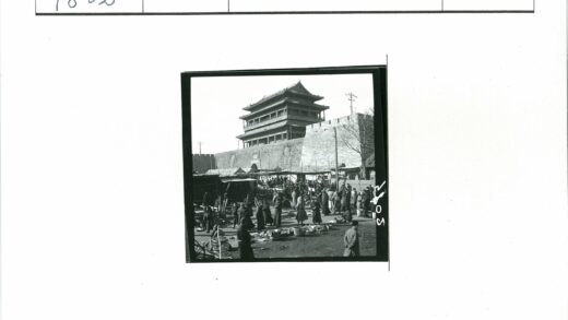 传统市场街景与砖墙建筑.jpg