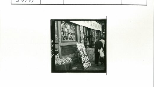 传统市场街景水果摊与行人.jpg