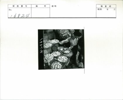 传统市场鸡蛋摊贩与顾客.jpg