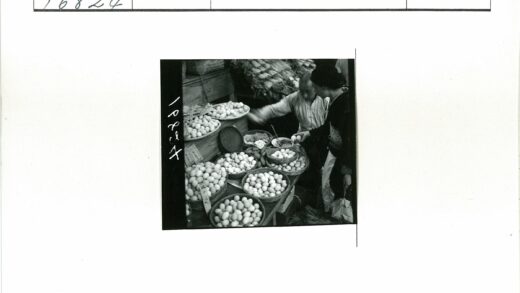 传统市场鸡蛋摊贩与顾客.jpg