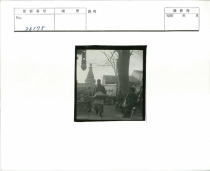 传统市集与宝塔建筑街景.jpg