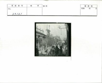 传统市集街景与人群活动.jpg