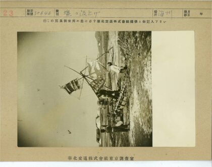 传统帆船与岩石海岸线.jpg
