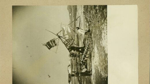 传统帆船与岩石海岸线.jpg