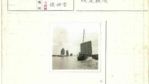 传统帆船在多云海面航行.jpg