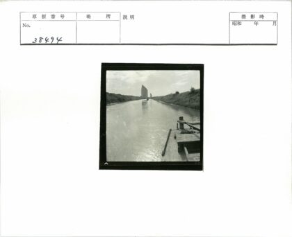 传统帆船过狭窄水道.jpg