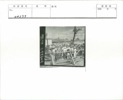 传统帽人群户外聚集.jpg