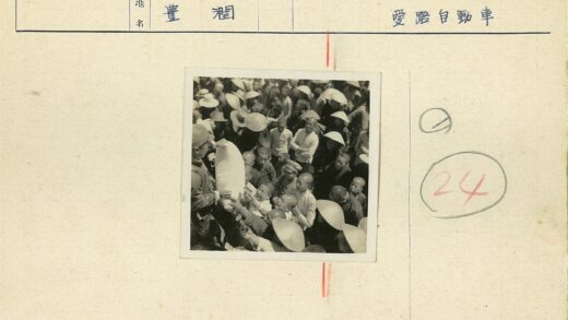 传统帽人群领取大麻袋.jpg