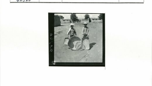 传统帽男孩持编织托盘.jpg