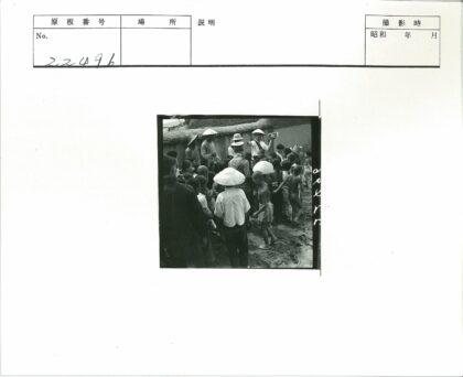 传统帽聚会的乡村场景.jpg