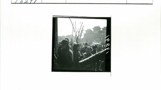 传统帽饰与独特建筑街景.jpg