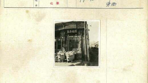 传统店铺门前的木桶街景.jpg