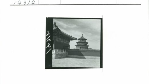 传统庭院与圆形宝塔景观.jpg