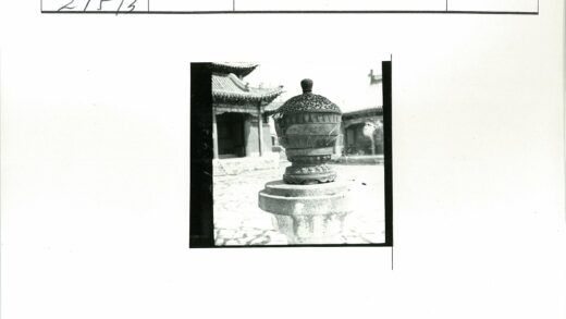 传统庭院中的精致骨灰盒.jpg