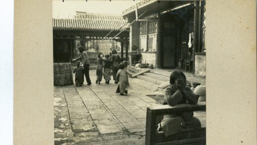 传统庭院亲子时光.jpg