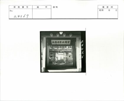 传统庭院入口建筑细节与树影.jpg