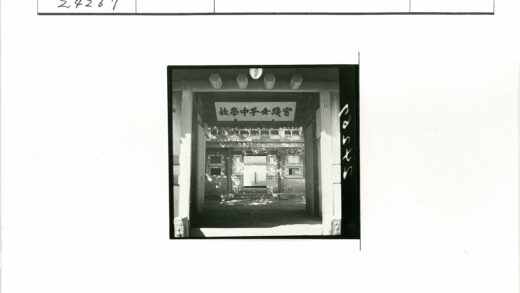 传统庭院入口建筑细节与树影.jpg