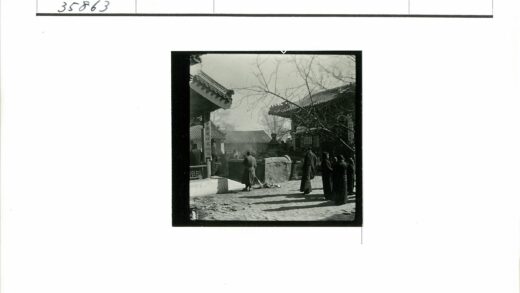 传统庭院冬日扫雪场景.jpg