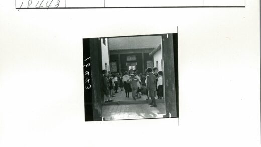 传统庭院孩童欢乐时光.jpg