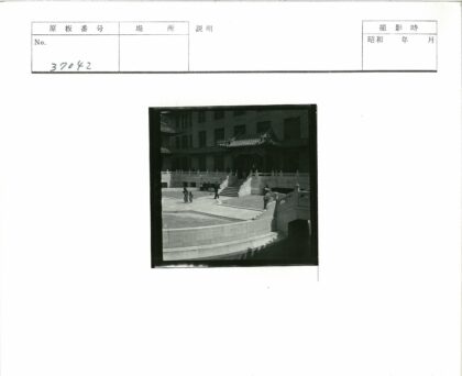 传统庭院建筑与雅致栏杆.jpg