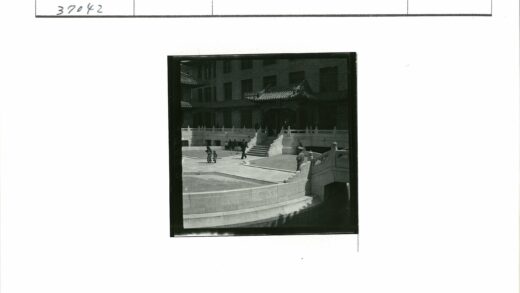 传统庭院建筑与雅致栏杆.jpg