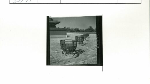 传统庭院弧形建筑与金属火盆.jpg