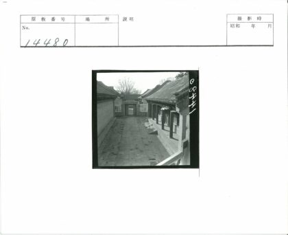 传统庭院敞开大门黑白照.jpg