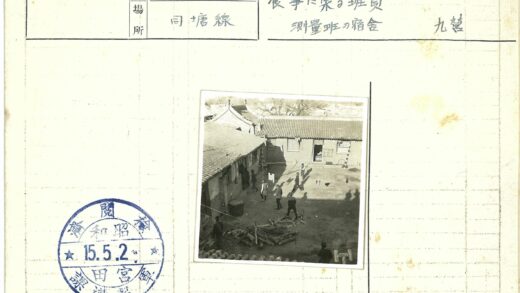 传统庭院木工劳作场景.jpg