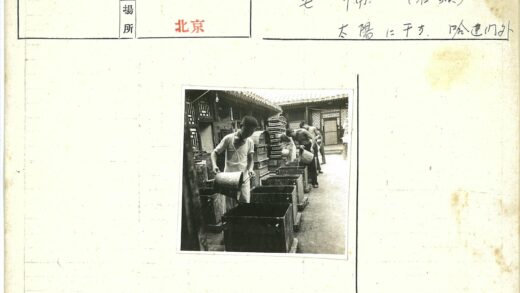 传统庭院液体倒入长方形容器场景.jpg