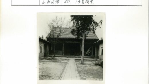 传统庭院瓦顶建筑与小路.jpg