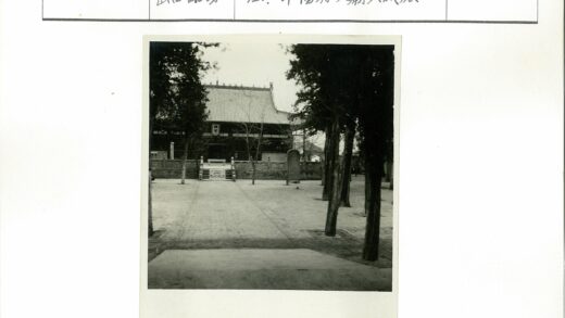 传统庭院瓦顶建筑与石碑台阶.jpg
