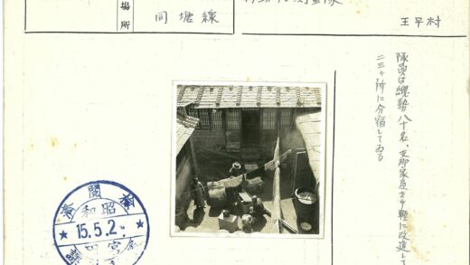 传统庭院瓦顶晾衣生活场景.jpg