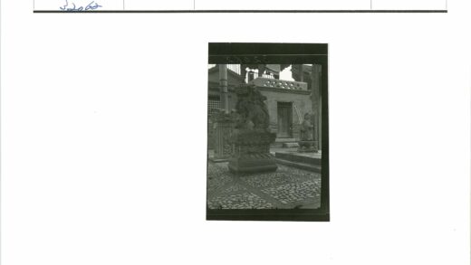 传统庭院石狮雕像与砖建筑景观.jpg