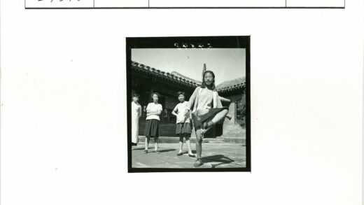 传统庭院里嬉戏的孩子们.jpg