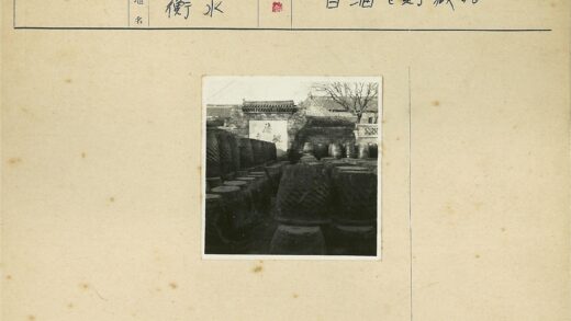 传统庭院陶罐与建筑景观.jpg