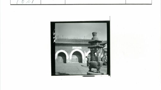 传统庭院香炉与拱门建筑.jpg