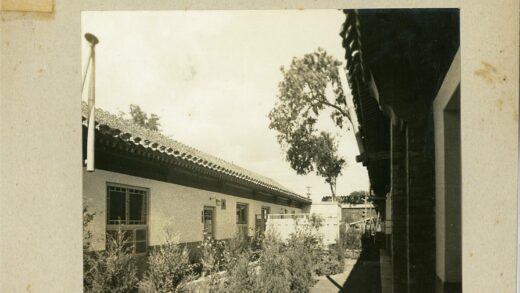 传统庭院黑白风景照.jpg