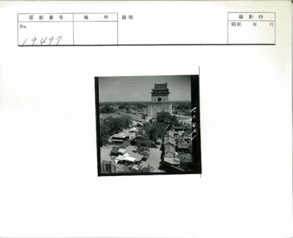 传统建筑下户外市集景观.jpg