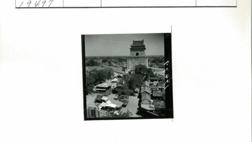 传统建筑下户外市集景观.jpg