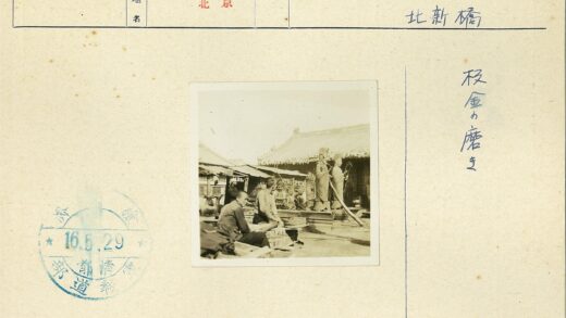 传统建筑下户外活动人群.jpg