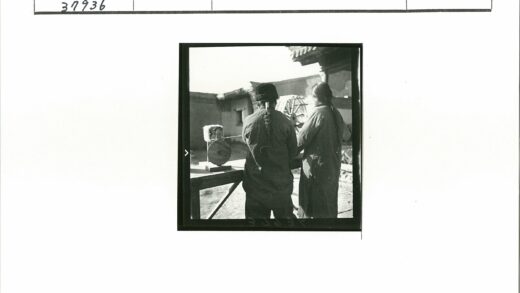 传统建筑下户外编织工作.jpg