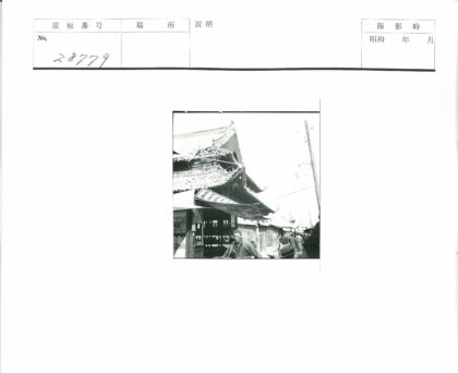 传统建筑下熙攘街道.jpg