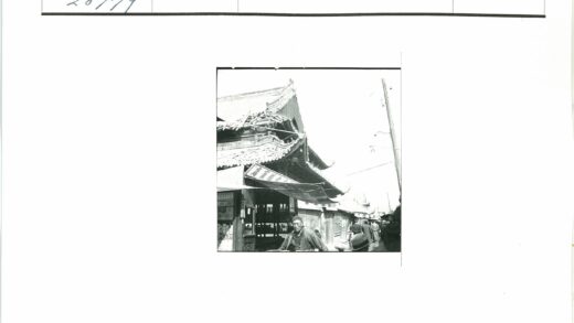 传统建筑下熙攘街道.jpg