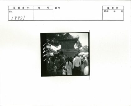 传统建筑下的人群聚会.jpg