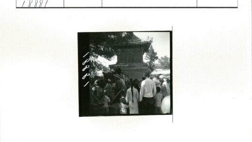 传统建筑下的人群聚会.jpg