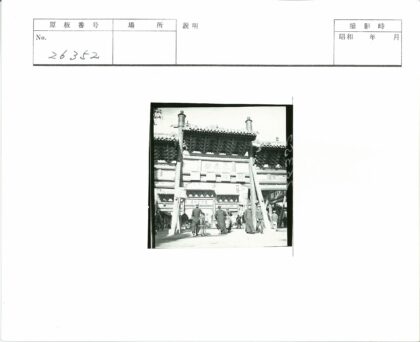 传统建筑下繁华街景.jpg