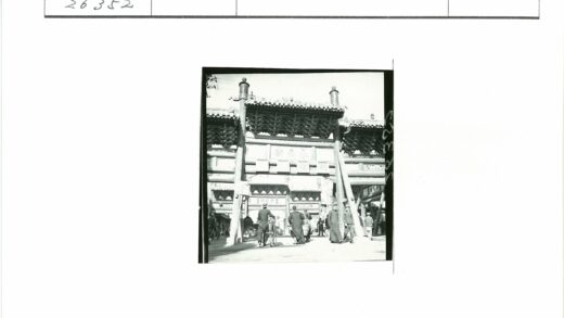 传统建筑下繁华街景.jpg