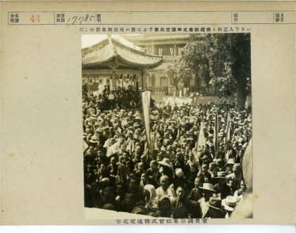 传统建筑与人群聚集场景.jpg