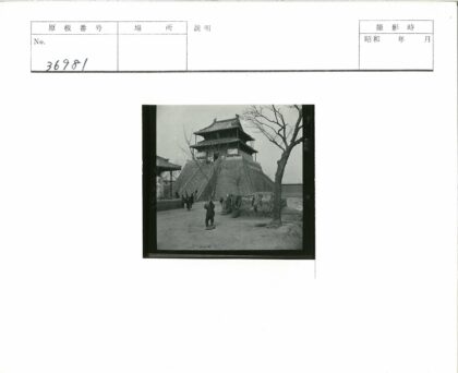 传统建筑与人群聚集场景.jpg